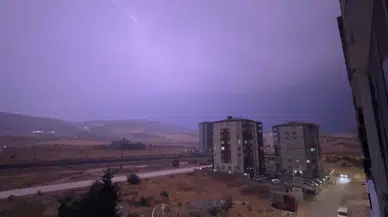 Gaziantep'te Şimşekler Geceyi Gündüze Çevirdi