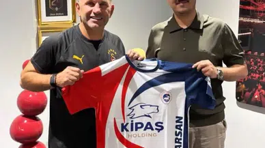 Galatasaray Teknik Direktörü Okan Buruk'a İstiklalspor Forması Hediye Edildi!