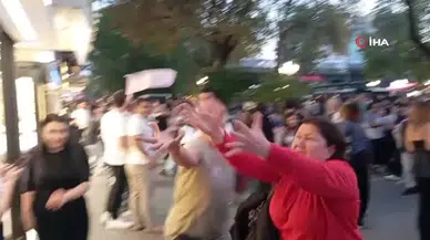 Klip Çekiminde Binadan Para Atıldı: Vatandaşlar Birbiriyle Kapıştı
