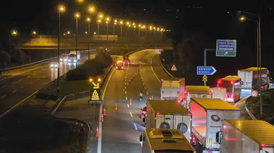 Kimyasal Yüklü Tır Devrildi, Otoyol Trafiğe Kapatıldı