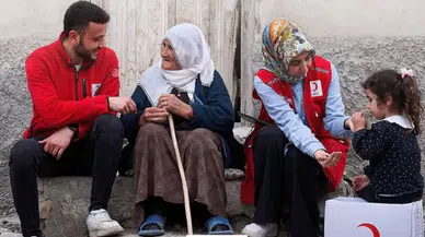 Dünya Yaşlılar Günü’nde Büyüklerden Kızılay’a Destek