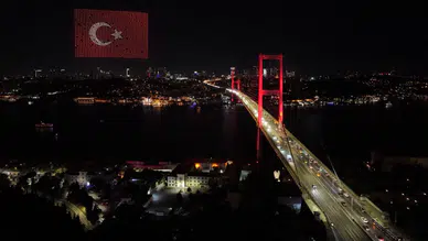 15 Temmuz Şehitler Köprüsü semalarında dronlarla ışık gösterisi büyüledi