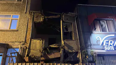 Bakırköy’de Metruk Binanın Üst Katı Sokağa Çöktü
