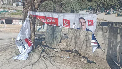 Karaca’nın pankartlarına zarar verildi