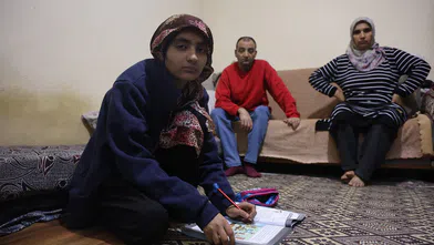 Tek odalı evde yaşayan Meryem’in hayali: Mavi boyalı, temiz bir oda