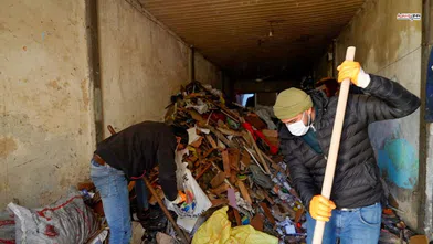 Tarsus Belediyesi ekipleri bir evden 28 kamyon atık çıkardı