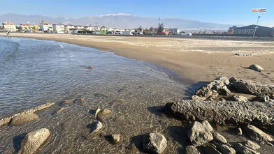 Sahilde gözle görülür deniz çekilmesi tedirginlik yarattı