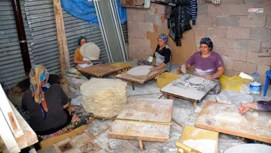 Kadınlar yufka için imece usulü bir araya geliyor