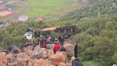 Uçuruma yuvarlanan kamyonun sürücüsü öldü