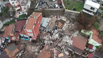 Fatih'te iki bina çöktü, 5 kişi enkaz altında kaldı