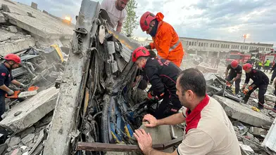 Otopark Yıkımında Çökme: İş Makinesi Altında Kaldı