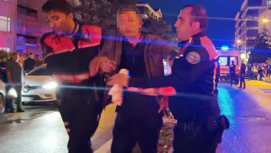 Öfkeli Baba Kızını Rahatsız Gencin Kulağını Kesti: 1'i Polis 2 Yaralı!