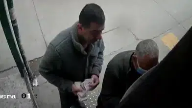 Hırsızlık şüphelisi ATM'de yaşlıları dolandırdı!