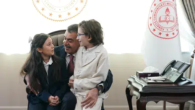 Cumhurbaşkanı Erdoğan ile şarkı söylemişlerdi... Bakan Tekin o çocukları ağırladı