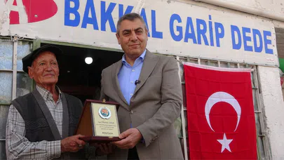 50 Yıldır Bakkal İşleten Suna Onurlandırıldı
