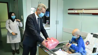 Rektör Okumuş’tan Minik Hastalara 23 Nisan Ziyareti