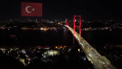 15 Temmuz Şehitler Köprüsü semalarında dronlarla ışık gösterisi büyüledi
