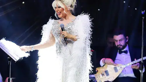 Safiye Soyman Sahneye Masalsı Kostümüyle Damga Vurdu