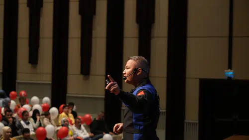 İlk Türk Astronot Gezeravcı Çocuklarla Buluştu