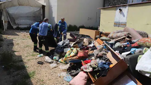 Sahipsiz evde temizlik: 1 kamyon atık toplandı!