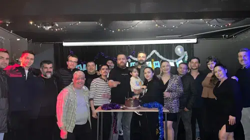 Ünlü Yapımcıdan Sahne Üzerinde Çifte Kutlama