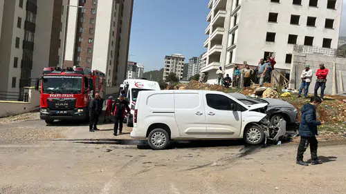 Onikişubat’ta Feci Kaza: 3 Yaralı Kurtarıldı