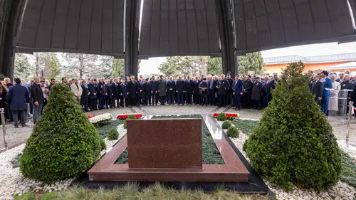 Turgut Özal Dualarla Anıldı, Protokol Kabri Başında Buluştu