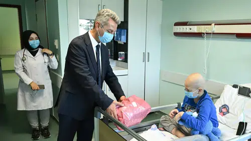 Rektör Okumuş’tan Minik Hastalara 23 Nisan Ziyareti