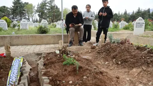 Silahlı saldırıda hayatını kaybeden çocukların mezarlarında gözyaşı hakim