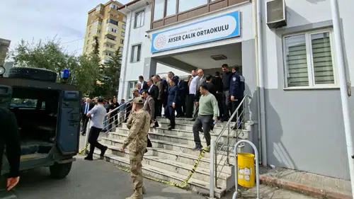 Okula Sardıran Öğrencinin Polis Babası Gözaltına Alındı