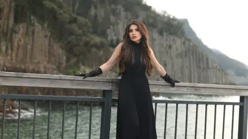 Şira Yeni Şarkısıyla Dikkatleri Üzerine Çekti