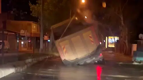 Bir Anda Oldu: Kamyon Yolda Asılı Kaldı