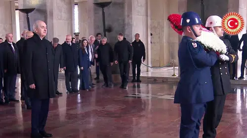 TBMM'den 'Egemenlik Milletindir' Mesajı: Devlet Protokolü Ata'nın Huzurunda Birleşti