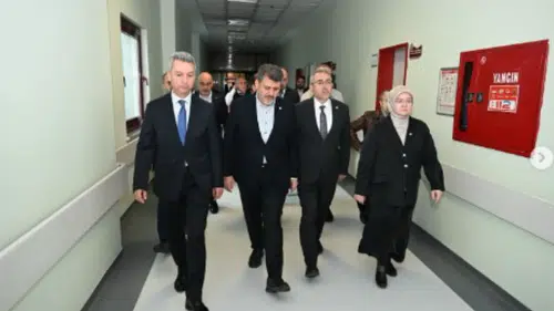 Milletvekillerinden Hastanedeki Öğrencilere Moral Ziyareti