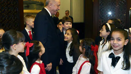 Cumhurbaşkanı Erdoğan, Külliye'de Minik Misafirleri Ağırladı!