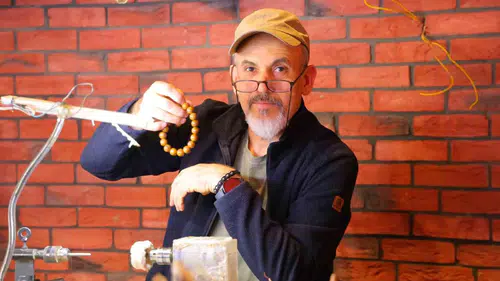 Kendi yaptığı torna ile el emeğini sanata dönüştürüyor