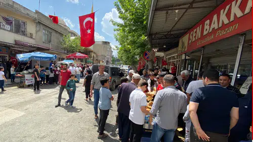 Şehitler İçin Cami Çıkışında 2 Bin Kişilik İkram
