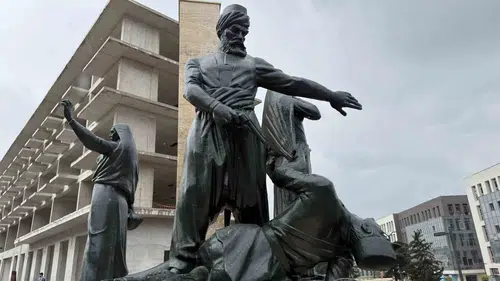 Kıbrıs Meydanı’ndaki anıt yeniden ait olduğu yerde