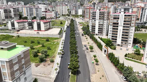 Büyükşehir, Ahır Dağı Caddesi’nde Asfalt Çalışmalarına Devam Ediyor