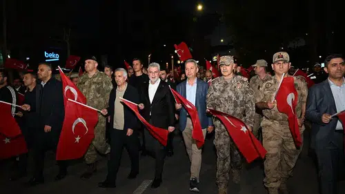 KSÜ’den 19 Mayıs Çıkarması: Rektör Okumuş Meşaleli Yürüyüşte Yer Aldı