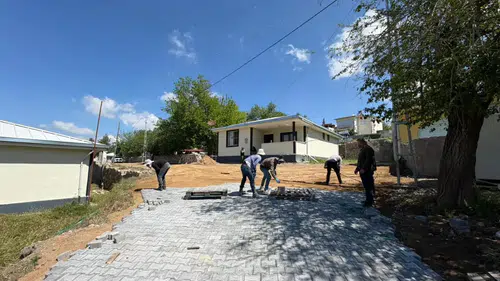 Maksutuşağı’nda kilit parke çalışması sürüyor