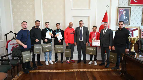 Türkoğlu’ndan Dünya Arenasına Büyük Gurur