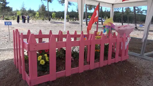 Almina’nın Mezarı Pembeye Boyandı
