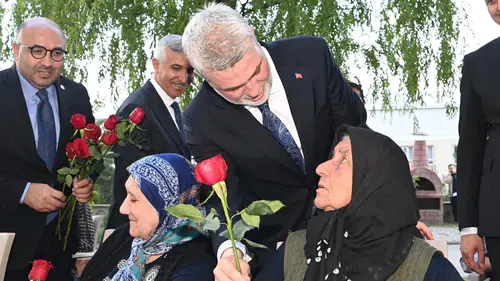 "Ulu Çınarların Gölgesinde Bayram Sevinci: Şehirde Coşkulu Kutlamalar!"