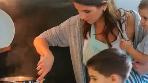 Kadınların Bakım Yükü: Her 10 Kadından 4'ü İş Hayatında Zorluklarla Mücadele Ediyor!