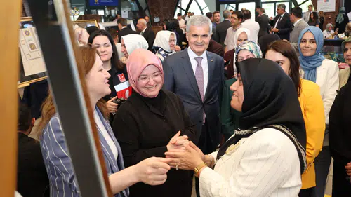 Kadın Kıyafetleri Karma Sergisi Ziyaretçilerini Ağırlıyor