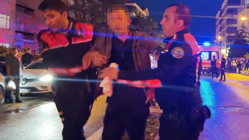 Öfkeli Baba Kızını Rahatsız Gencin Kulağını Kesti: 1'i Polis 2 Yaralı!