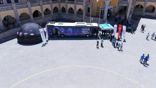Bilim Otobüsü Elbistan'da gençlerle buluşarak bilimin kapılarını araladı
