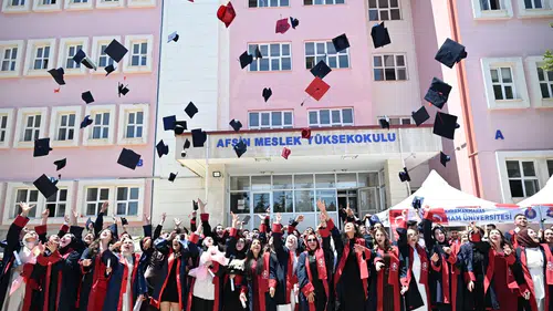 Afşin Meslek Yüksekokulu'nda mezuniyet coşkusu!