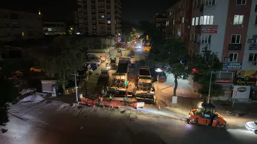 Kahramanmaraş'ta gece asfalt yenileme çalışmalarıyla ulaşım konforu artıyor